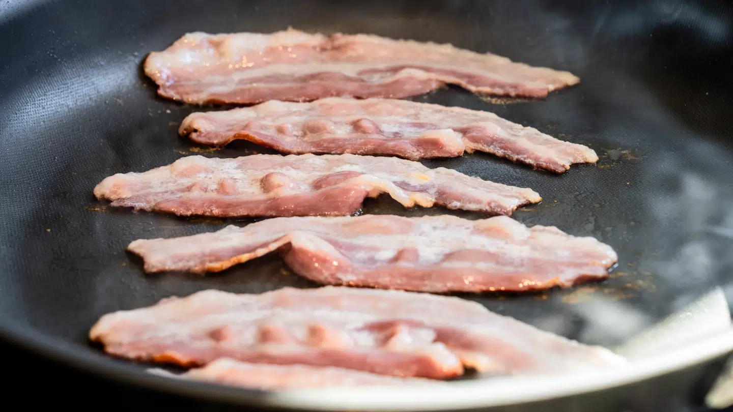Blandt andet reduceres den faste pris for bacon hos de to dagligvarekæder.