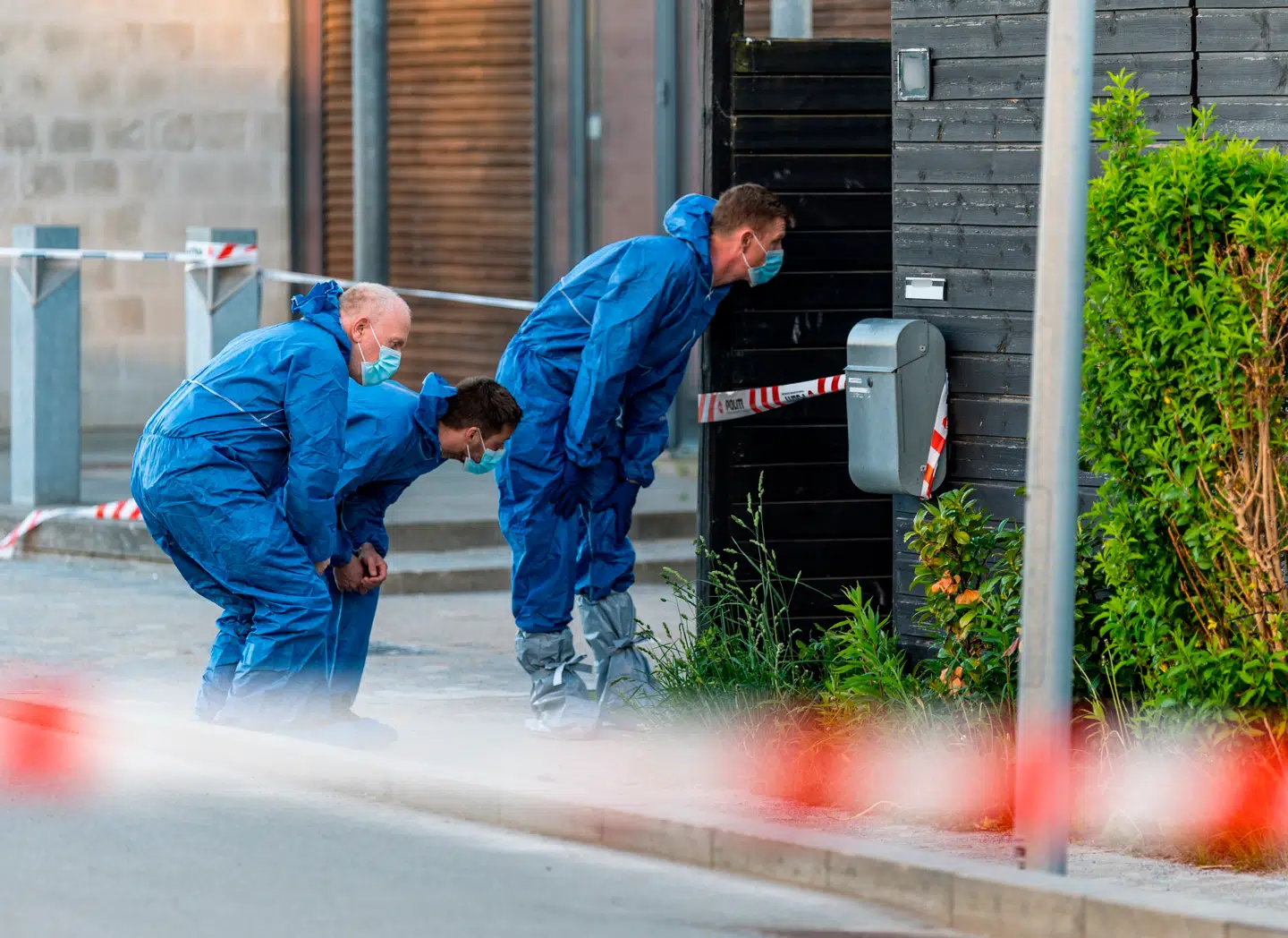 Efterforskere undersøger gerningsstedet på Kurvemagerstien på Amager hvor en håndgranat mandag klokken ca 18 blev kastet ind i en lukket gårdhave. Politiet forventer, at den 31-årige mand, som blev offer for eksplosionen, kan dø når som helst.
