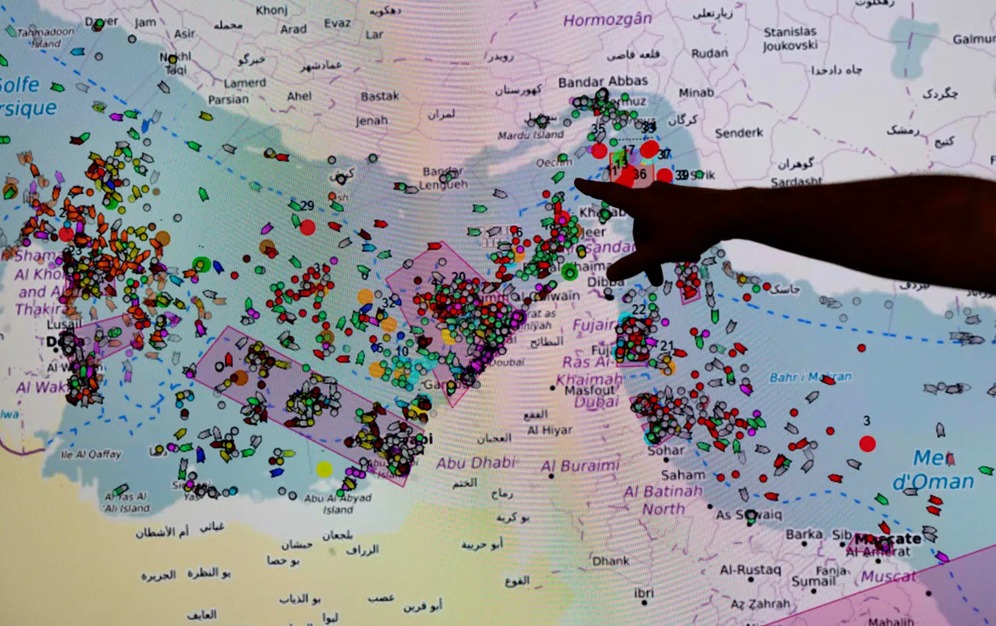 Hormuzstrædet er en meget trafikkeret vandvej - eller det var den, indtil krigen mellem Iran og USA brød ud.