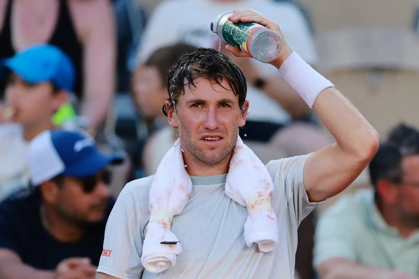 Den norske tennisspiller Casper Ruud er en af de spillere, som er udfordret er de høje temperaturer ved grandslam-turneringen i Paris. Undervejs i mandagens kamp måtte han tage flere pauser, ty til is og have et lægetjek. (Arkivfoto).