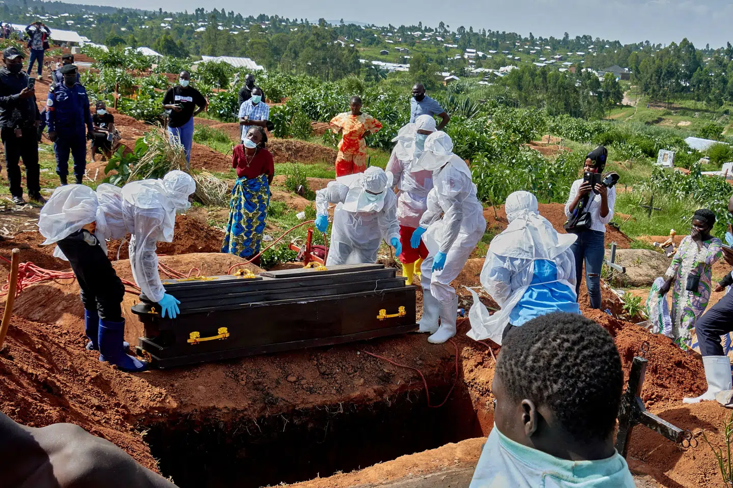Sundhedspersonale begraver en person med ebola i byen Bunia i DR Congo.