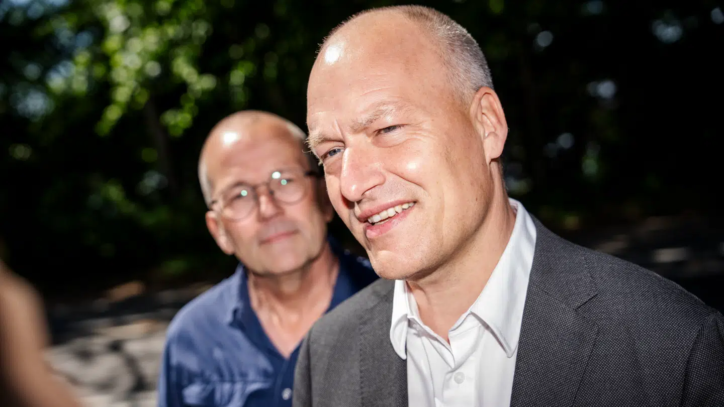 Pelle Dragsted (EL) og Peder Hvelplund (EL) ved regeringsforhandlinger på Marienborg onsdag.
