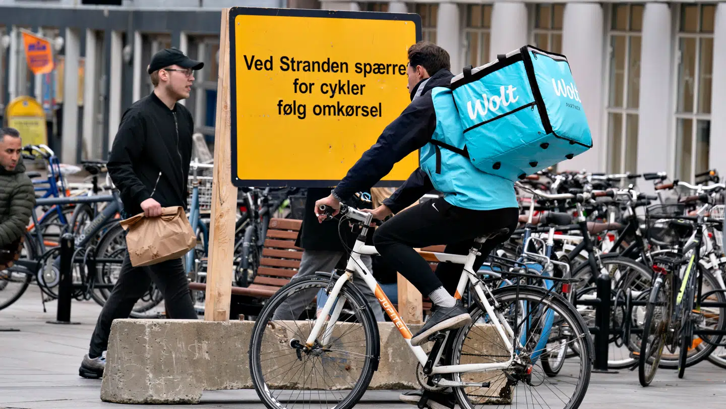 Wolt cykelbud på farten i Aalborg.