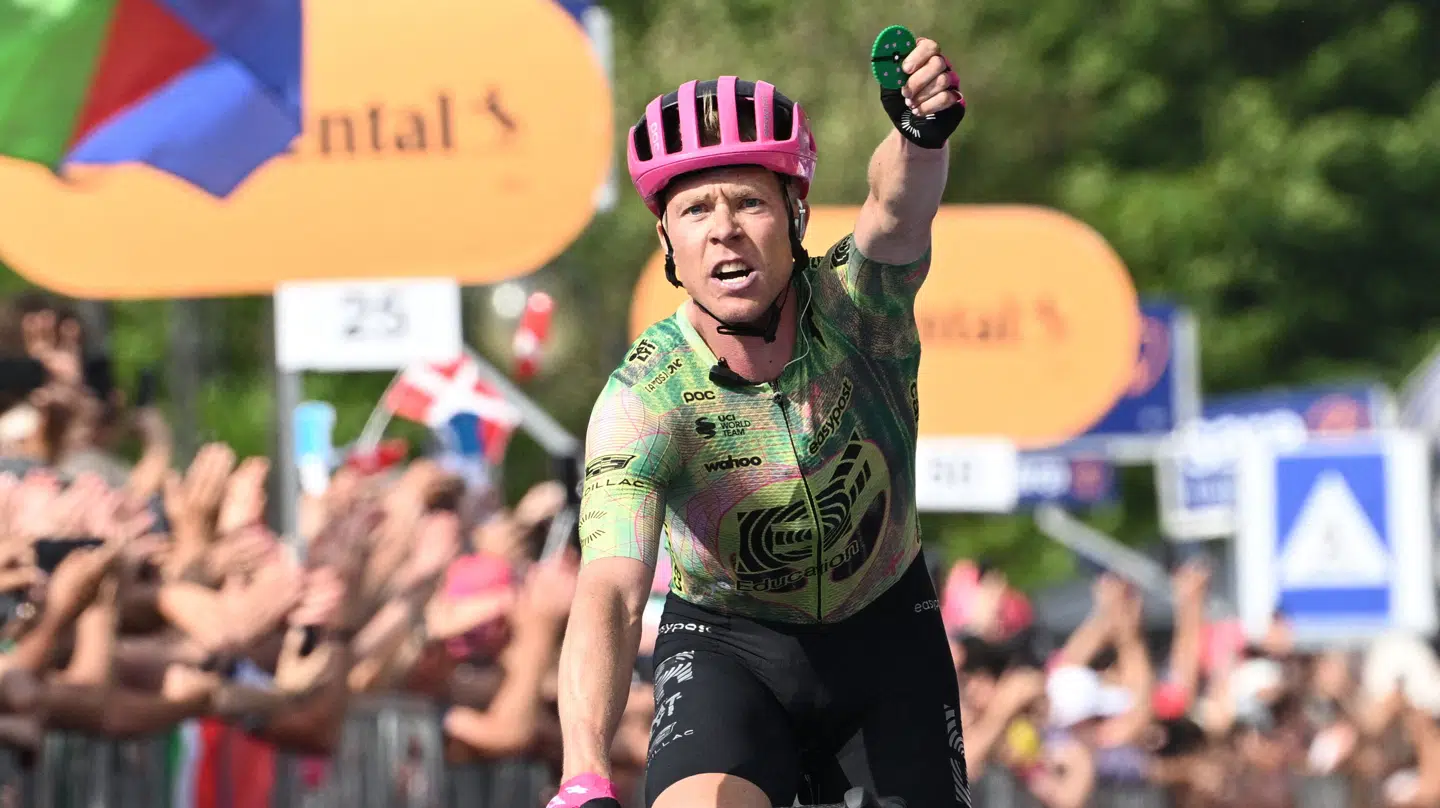 Michael Valgren fejrer sejren i ensom majestæt efter en perfekt etape.