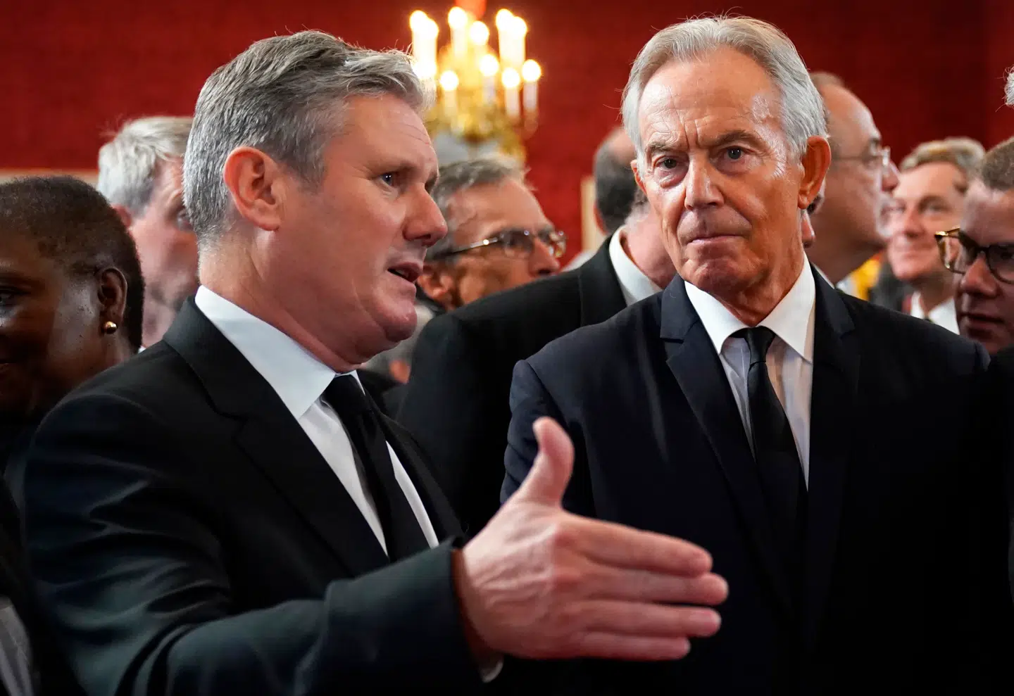 Den britiske premierminister, Keir Starmer (t.v.), leder ifølge Tony Blair (t.h.) slet ikke landet det rigtig sted hen.