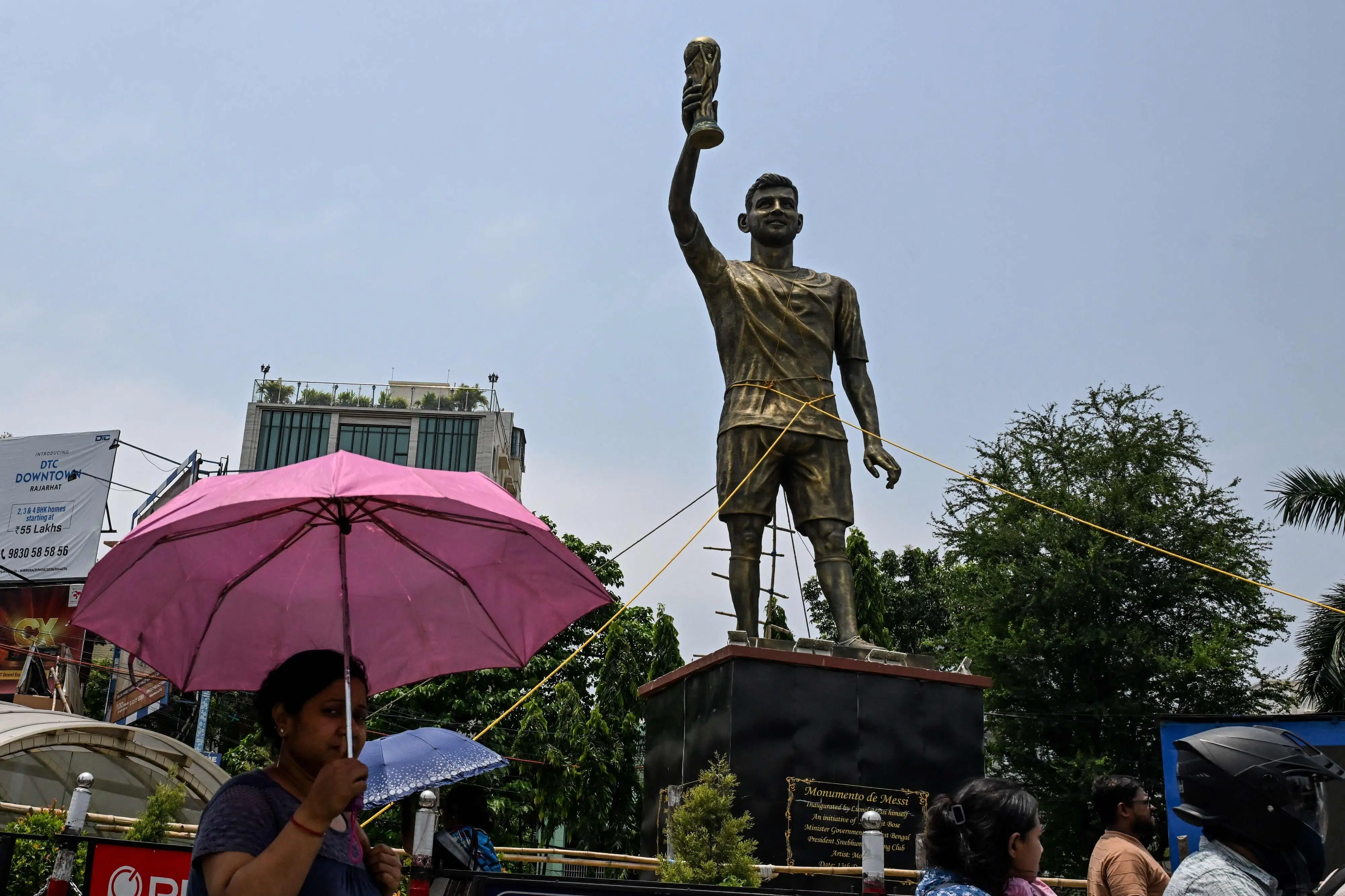 Messi-statue i Indien svajer i vinden og skal fjernes