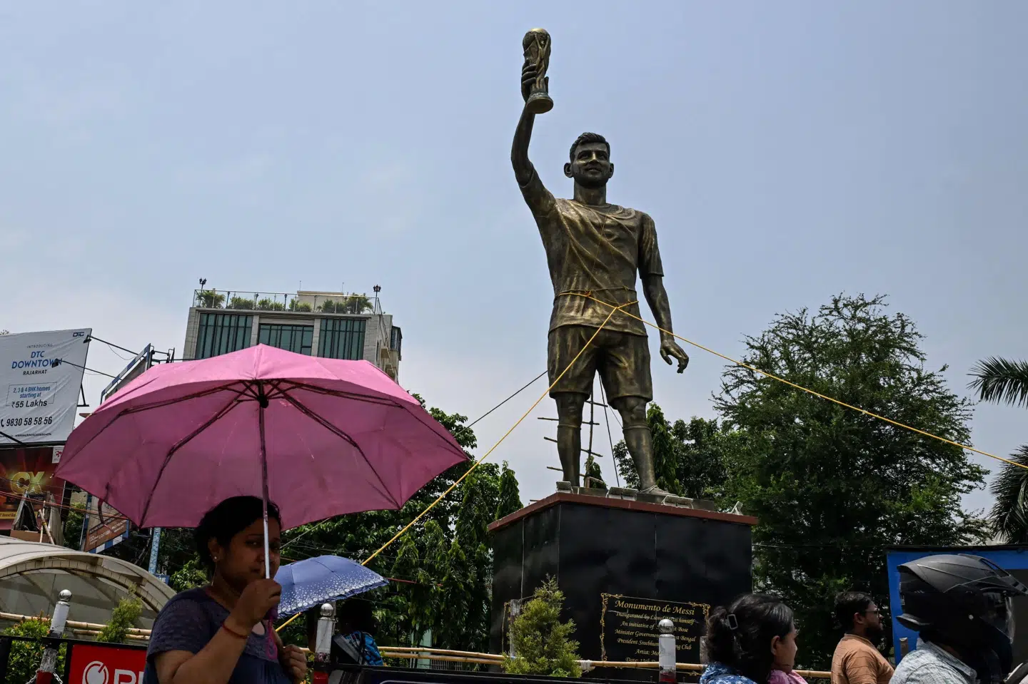 Den gigantiske statue af Lionel Messi i Indien svajer i vinden og er derfor blevet sikret med reb. Den skal fjernes hurtigst muligt.