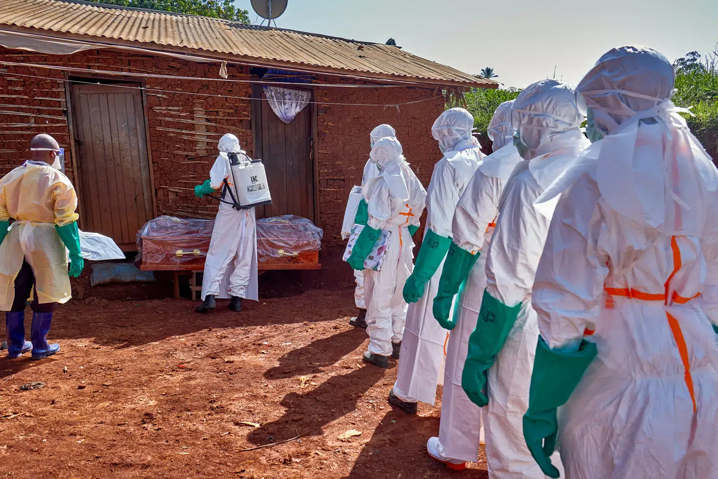 Røde Kors er til stede i regionen, som her, hvor Røde Kors-arbejdere er i gang med at desinficere et hus, hvor der har været en person, der døde af ebola.