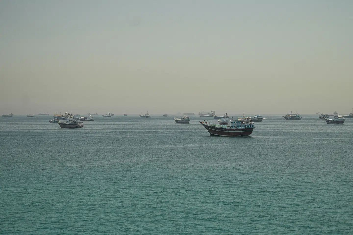 Adskillige skibe har kastet anker i Hormuzstrædet, viser et billede taget fra Musandam i Oman den 25. maj. (Arkivfoto).