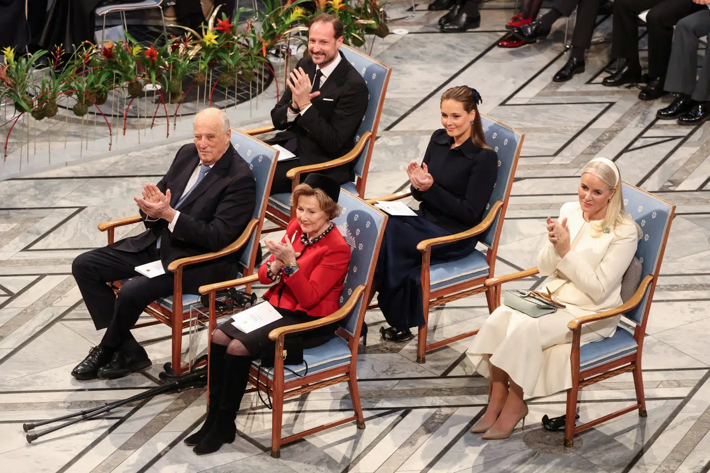Her ses kong Harald, dronning Sonja, kronprins Haakon, prinsesse Ingrid Alexandra og kronprinsesse Mette-Marit sammen i december 2025.