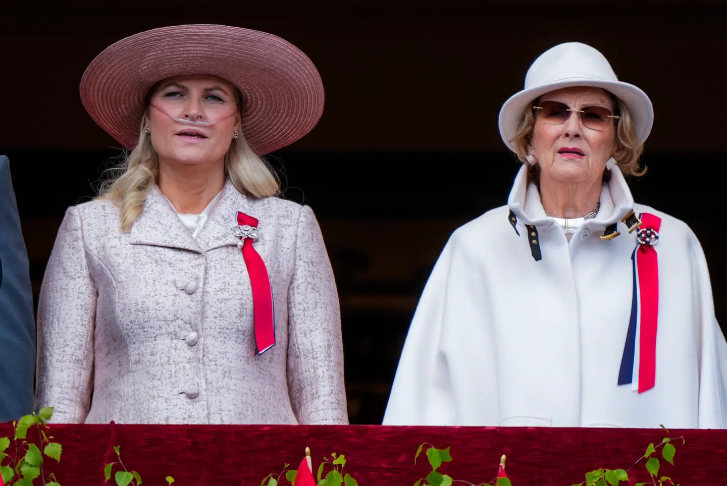 Kronprinsesse Mette-Marit er den seneste tid flere gange blevet set med et næsekateter, som er forbundet til en iltmaskine via en slange.