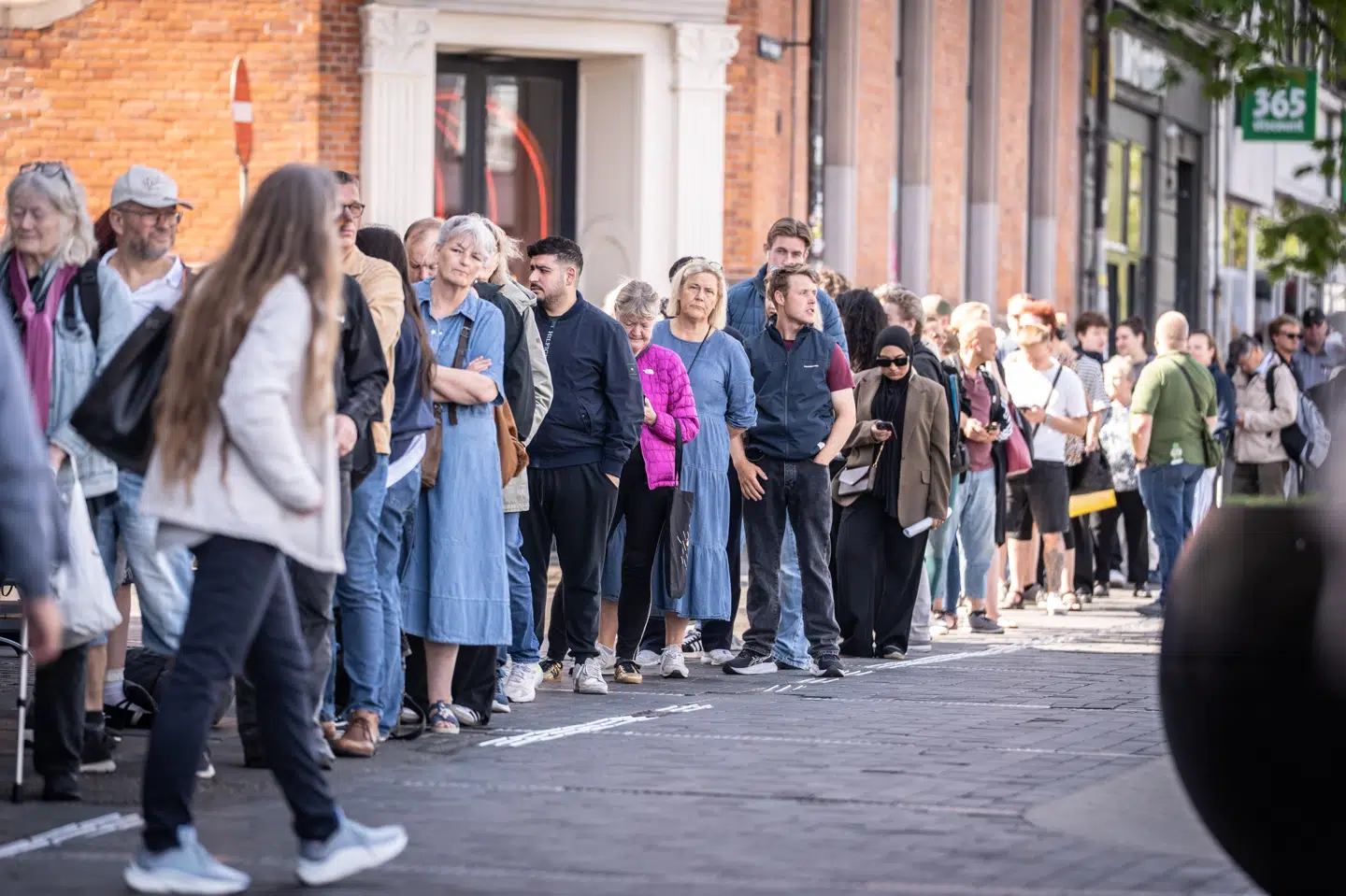 Folk står i kø ved vekselbureauet Forex ved Nørreport i København lørdag for at få afleveret 1000-kronesedler, inden sedlerne bliver værdiløse. (Arkivfoto).