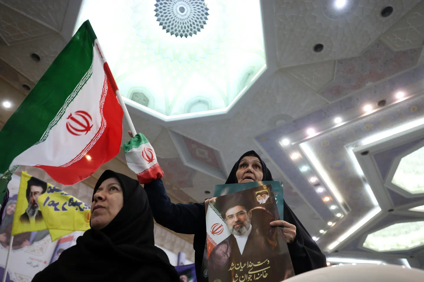 En iransk kvinde med et billede af Irans øverste leder, ayatollah Mojtaba Khamenei, under en mindeceremoni i Irans hovedstad Teheran 24. maj. Mindeceremonien var for de dræbte i krigen mellem Iran og USA og Israel.