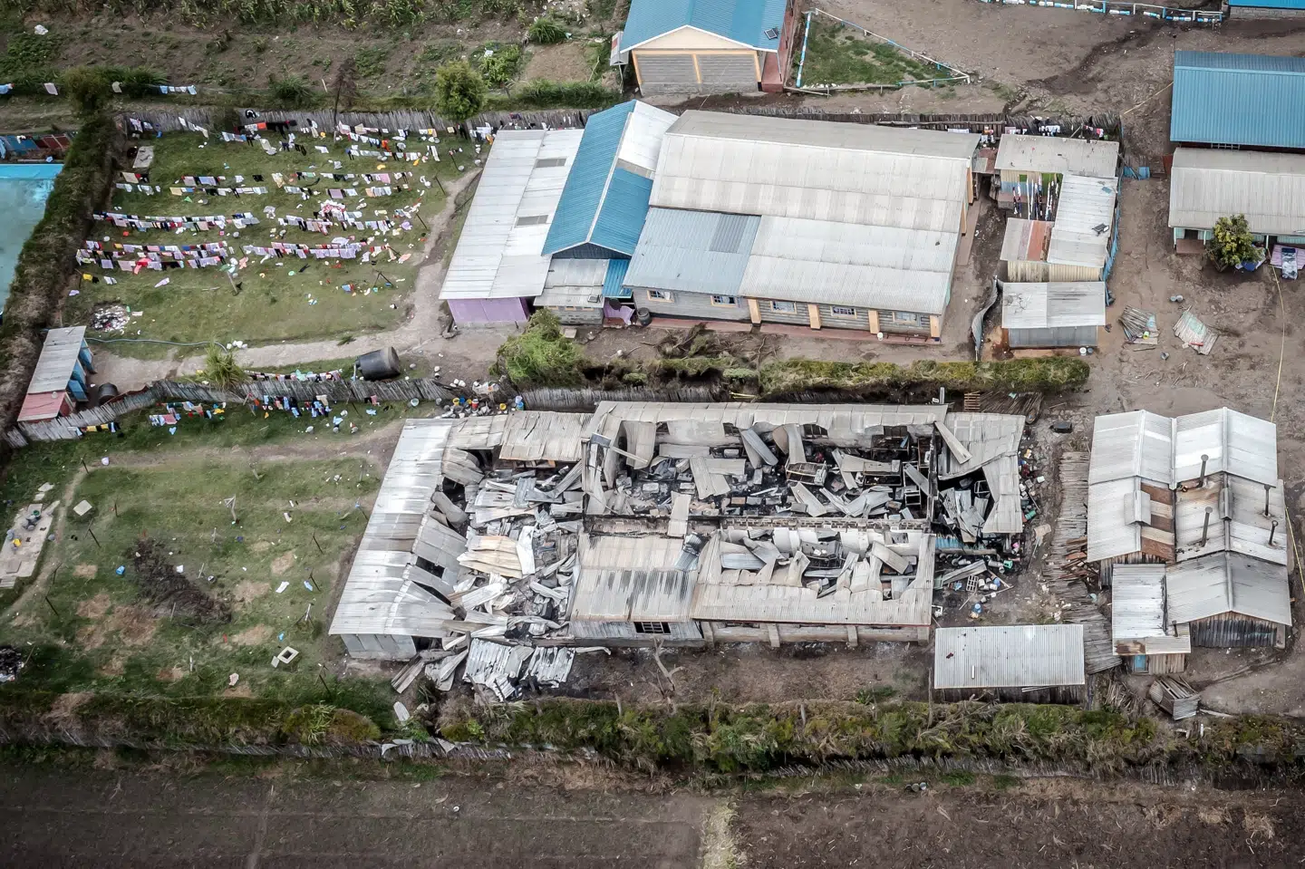 Et luftfoto viser ødelæggelserne efter en brand på en kostskole i Kenya i 2024. Natten til torsdag brød en brand ud på en pigeskole nord for Nairobi. (Arkivfoto).