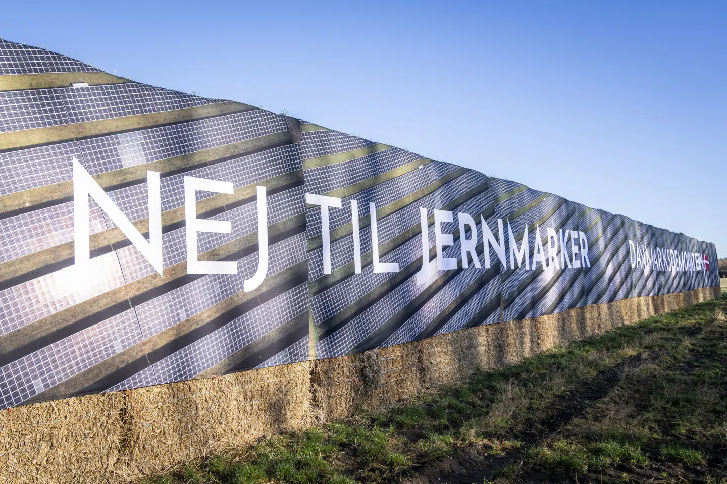 Ved kommunalvalget i november 2025 havde Danmarksdemokraterne hængt et "Nej til jernmarker"-banner op i Ringkøbing-Skjern Kommune. (Arkivfoto).