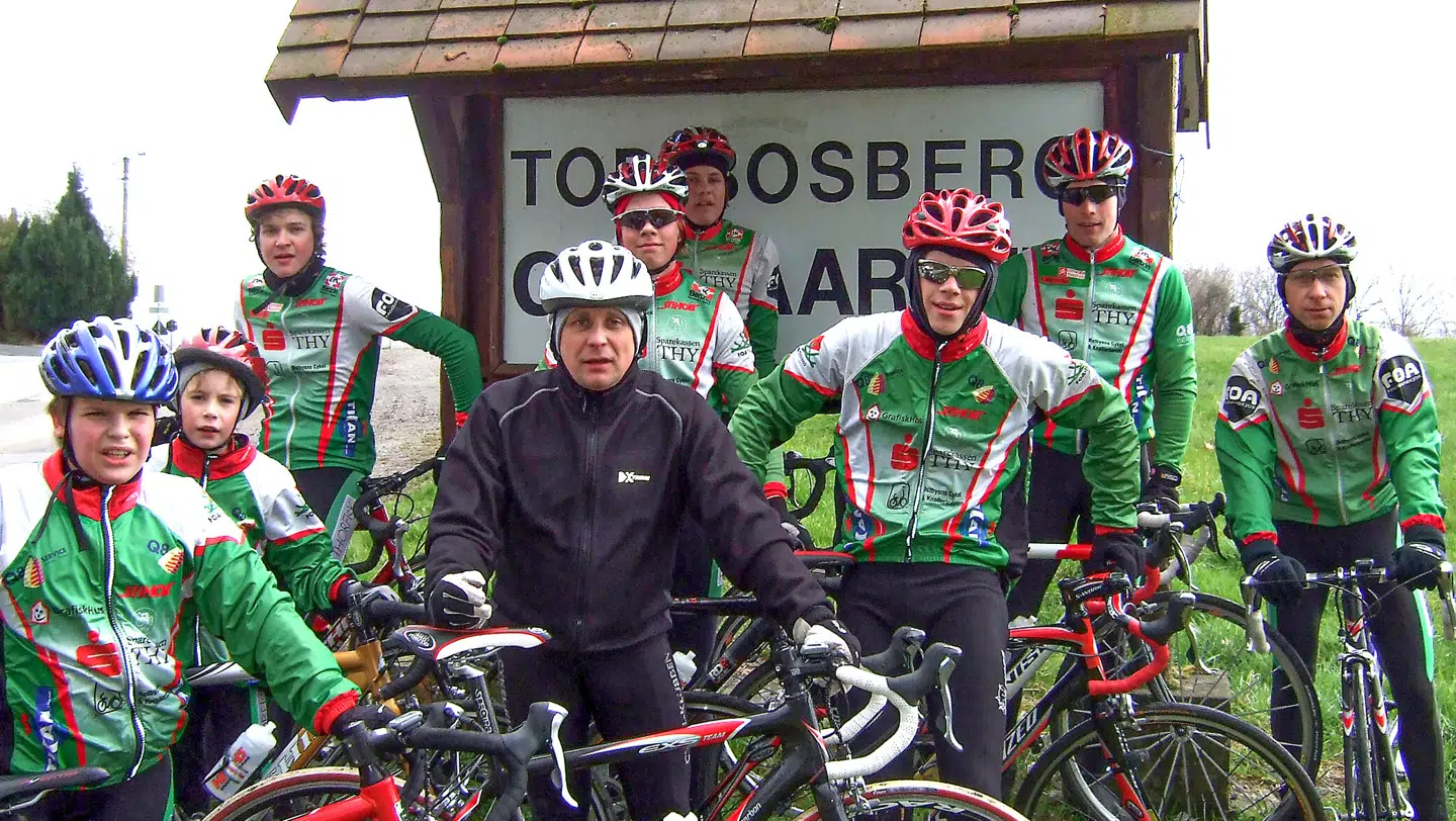 Jonas Vingegaard (nummer to fra venstre) og Michael Valgren (midtfor, med solbriller på og bag manden i sort) på cykeltur i Belgien i 2008. Her står de på den ikoniske stigning, Bosberg.