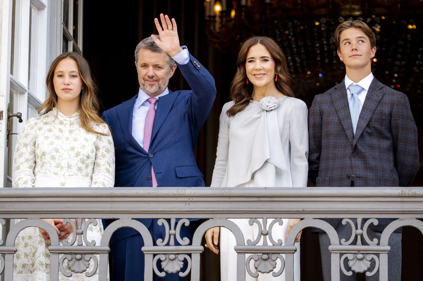Da kong Frederik fyldte 58 år tirsdag, blev han fejret på balkonen på Amalienborg ledsaget af dronning Mary og parrets 15-årige tvillinger, prins Vincent og prinsesse Josephine. Hans mor, dronning Margrethe, deltog ikke, da hun er indlagt på Rigshospitalet. (Arkivfoto).