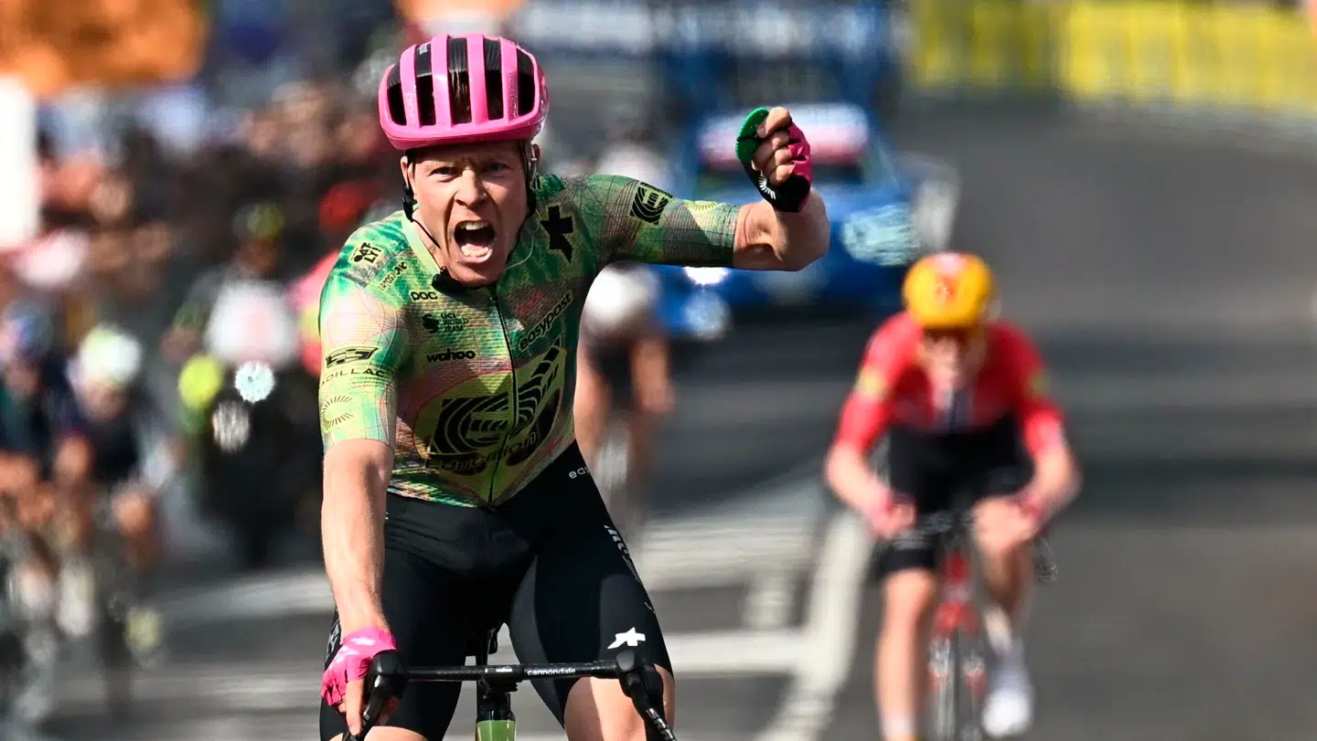 Michael Valgren jubler, da han vinder onsdagens Giro-etape.