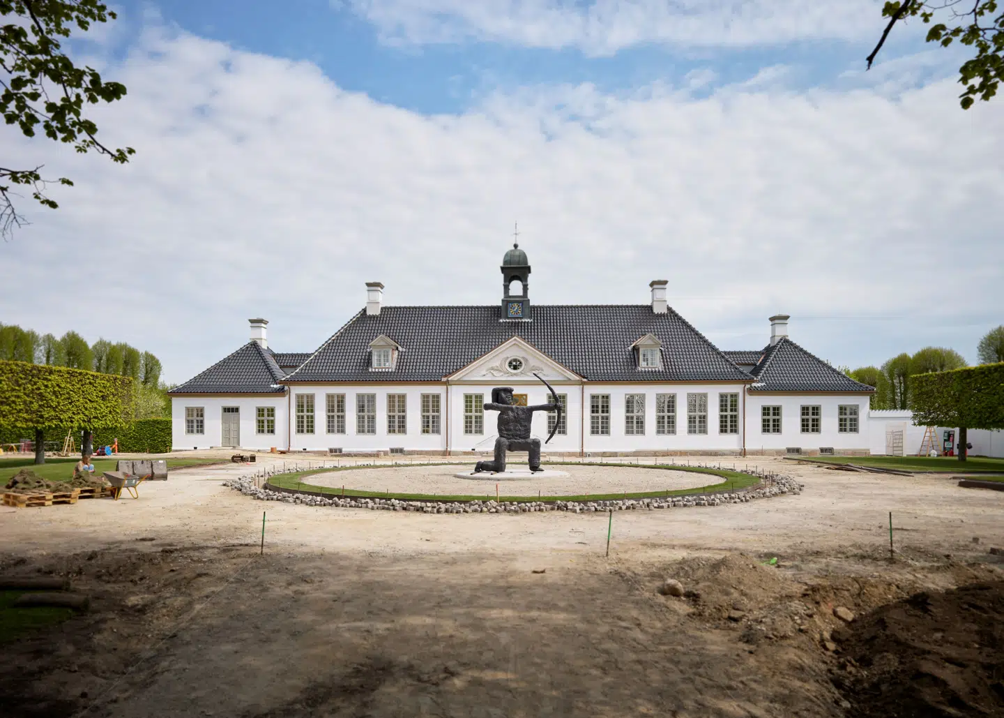 Det hele var næsten klar, da fotografen var forbi. Skulpturen af bueskytten vil blive permanent flyttet til skulpturparken bag Gl. Holtegaards hovedbygning, når udstillingsperioden er færdig.