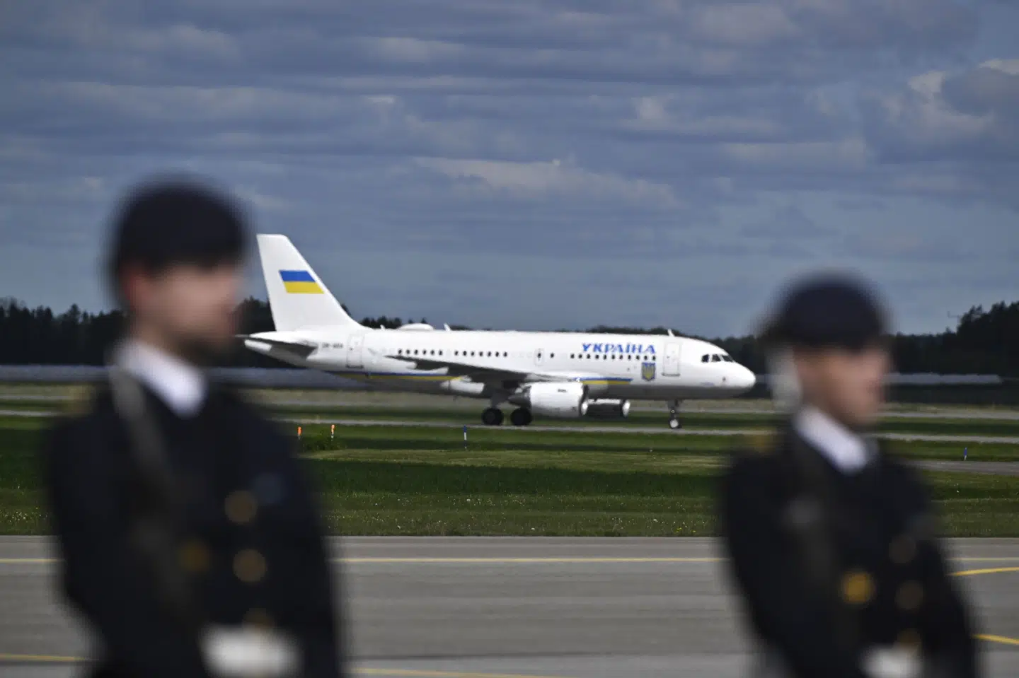 Ukraines præsident, Volodymyr Zelenskyj, lander i Uppsala torsdag formiddag.