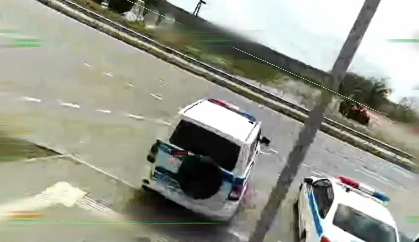 Også politibiler på strækningen bliver ramt af ukrainske droneangreb.
