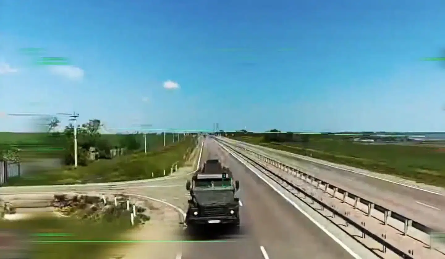 En ukrainsk drone på vej mod et russisk militærkøretøj på 'Dødens Hovedvej' i det sydlige Ukraine, som er besat af Rusland.