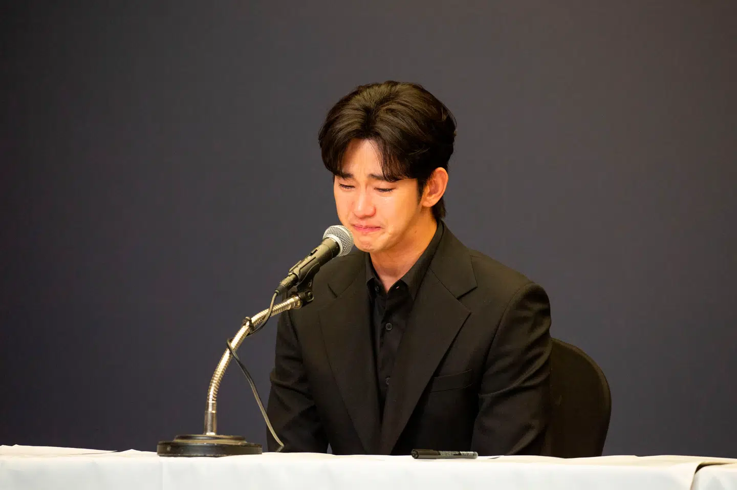 Skuespilleren Kim Soo-hyun holdt sidste år et tårevædet pressemøde, hvor han afviste at være kommet sammen med en ung, kvindelig skuespiller, da hun stadig var et barn.