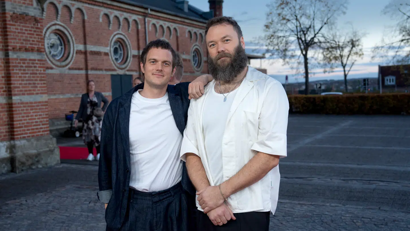 Simon Alstrup med sin bror Thomas, da de som Jonah Blacksmith deltog i 'Kongeparrets priser' i 2025.