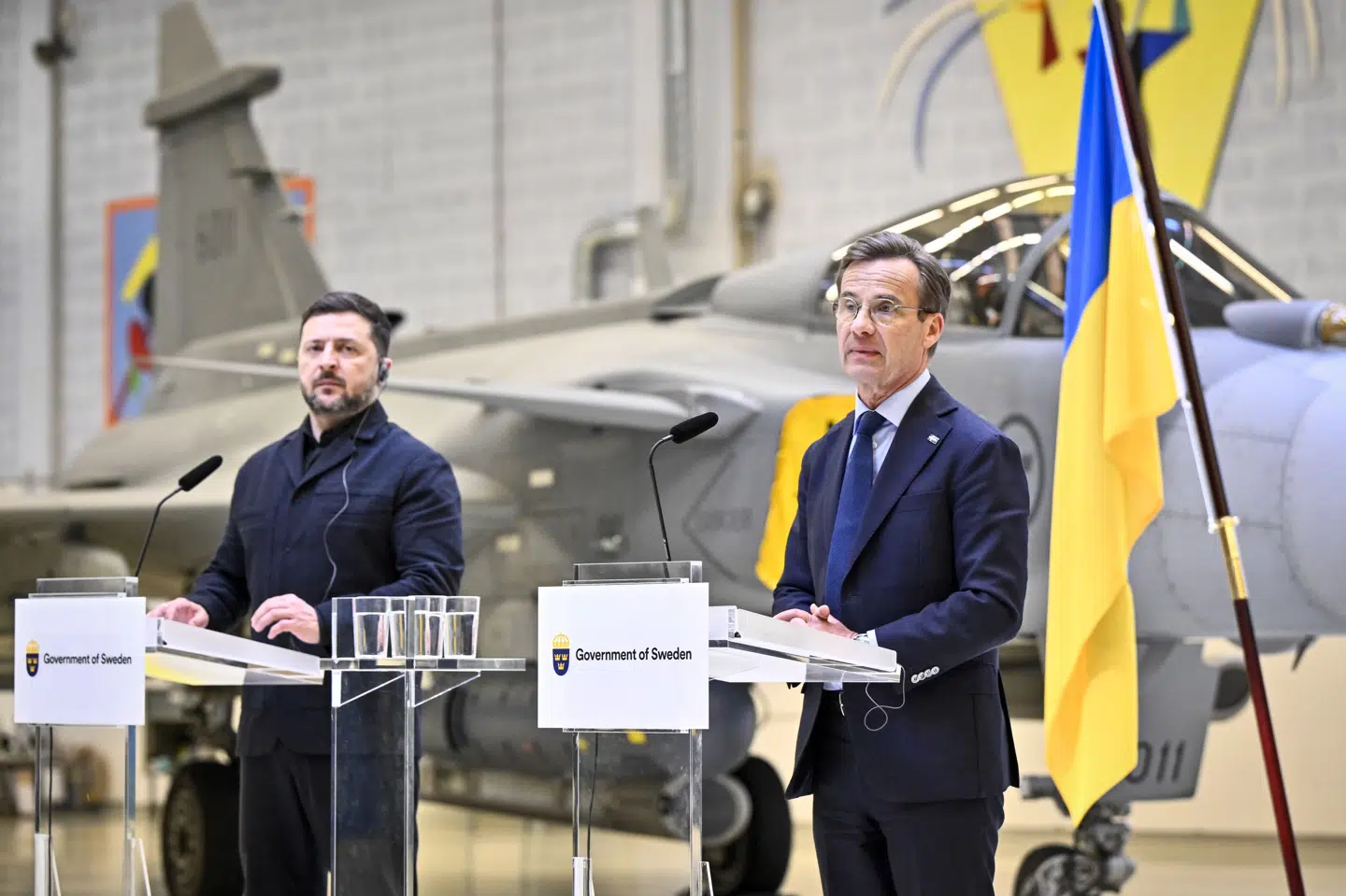 Ukraines præsident, Volodymyr Zelenskyj, og Sveriges statsminister, Ulf Kristersson, holder pressemøde på en flyvestation i Uppsala.