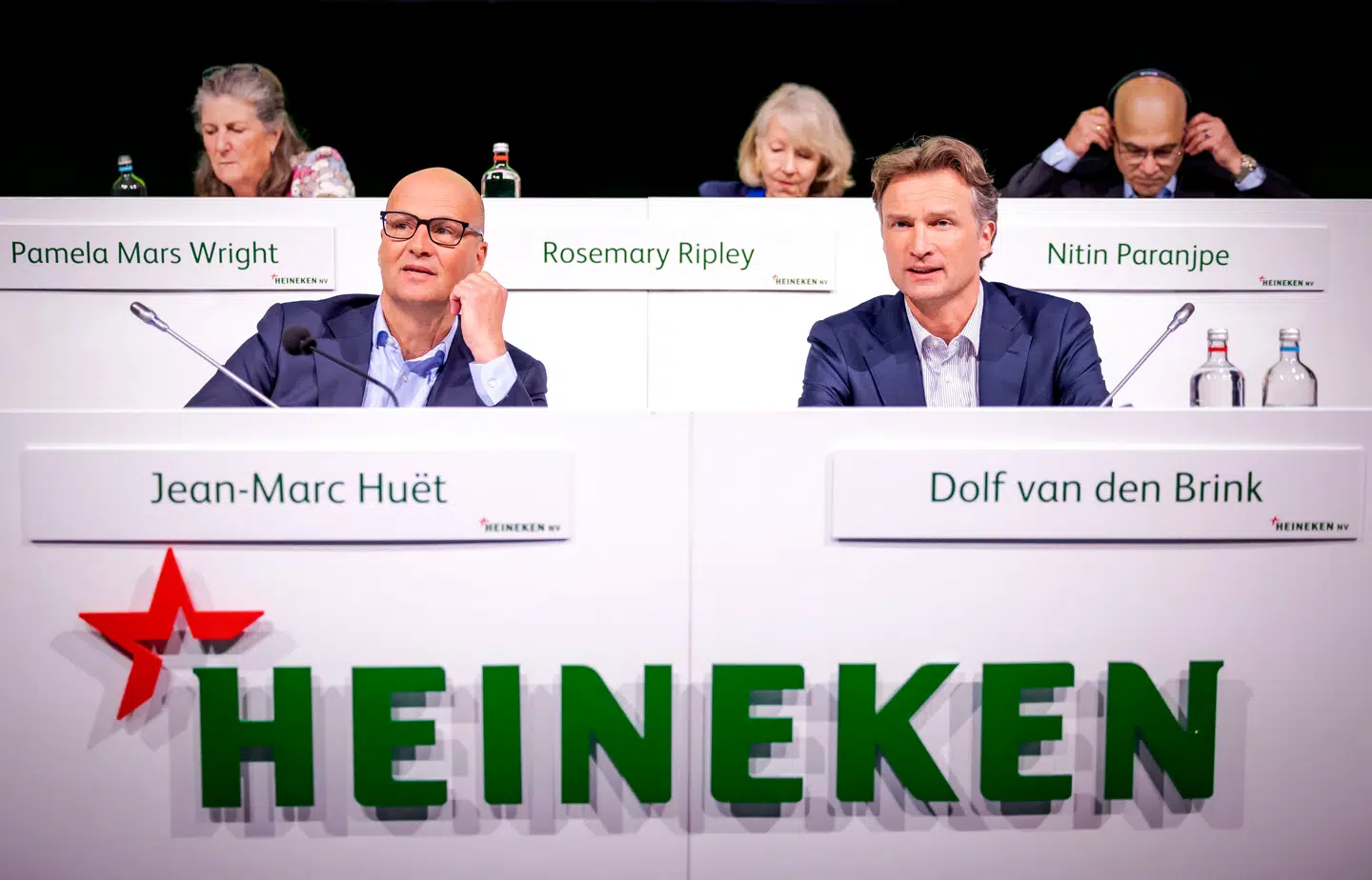 Dolf van den Brink sidder her til højre på det årlige møde for aktionærer.