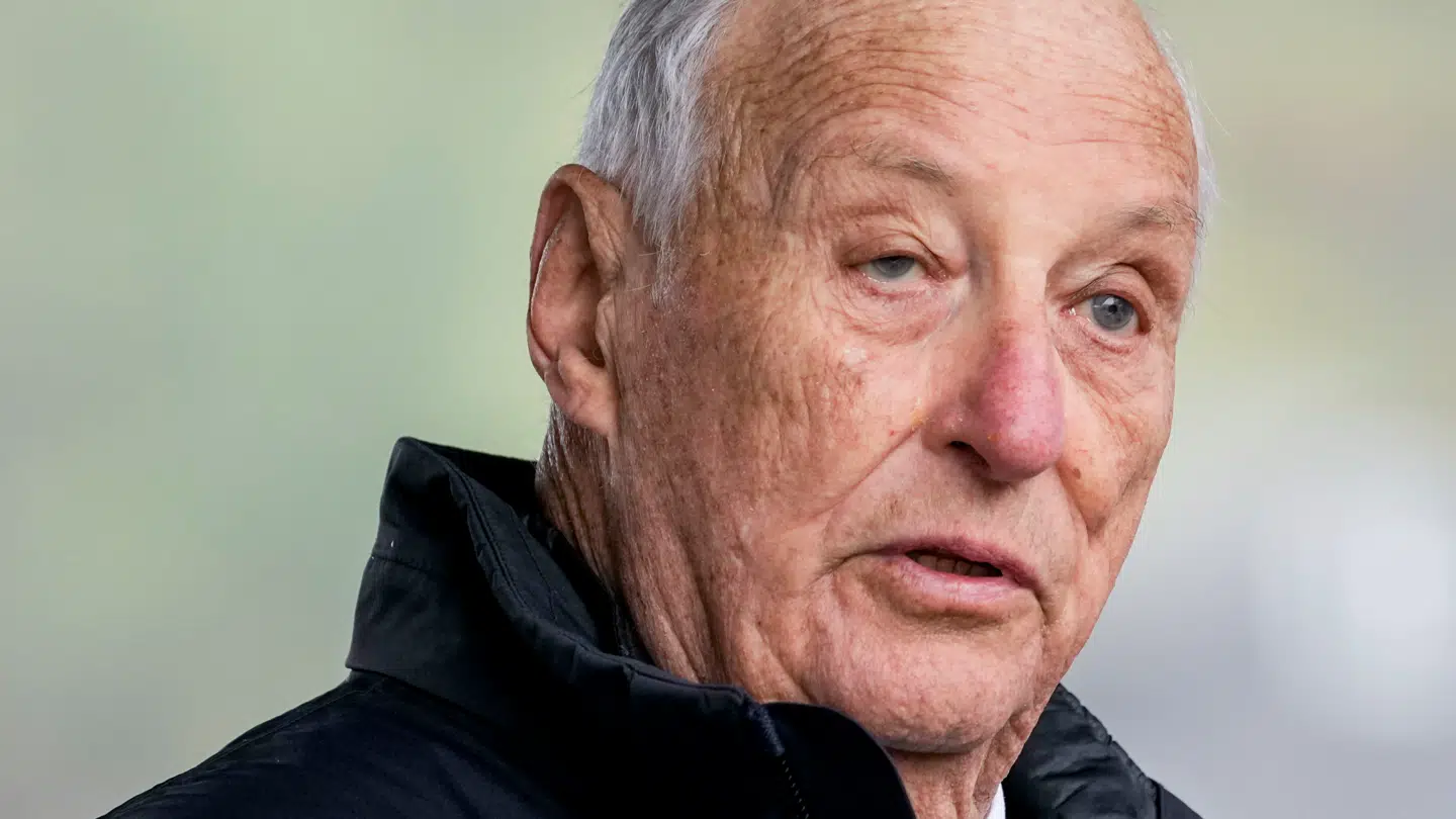 Kong Harald har været på den årlige rundrejse i Norge alene, efter hans hustru dronning Sonja blev sygemeldt. Undervejs på turen blev hun indlagt med hjerteproblemer, men er nu blevet udskrevet.