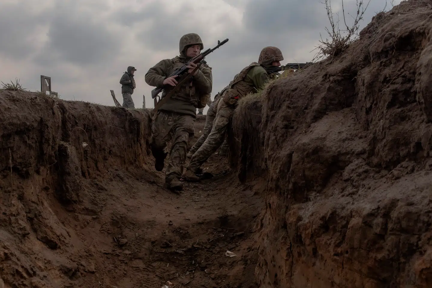 Et foruroligende mønster forener skyttegravskrigen i det østlige Ukraine med Første Verdenskrig, hvor millioner af mennesker mistede livet i skyttegravene. Nu advarer prominent forsker mod risikoen for en nært forestående verdenskrig. Og tiden er knap, hvis katastrofen skal forhindres, mener Arne Westad. På billedet deltager soldater i en ukrainsk brigade i en militærøvelse i Østukraine i marts 2025.