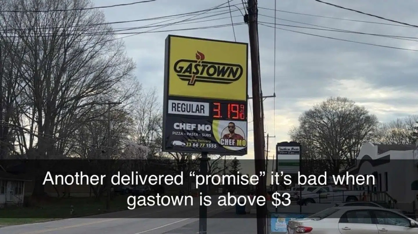 3,19 dollar. Sådan lød prisen på en amerikansk tankstation 12. marts i en lille by i North Carolina, som en kilde har sendt til B.T., mens krigen mod Iran fortsat var i sin tidlige fase. Siden er prisen bare steget.