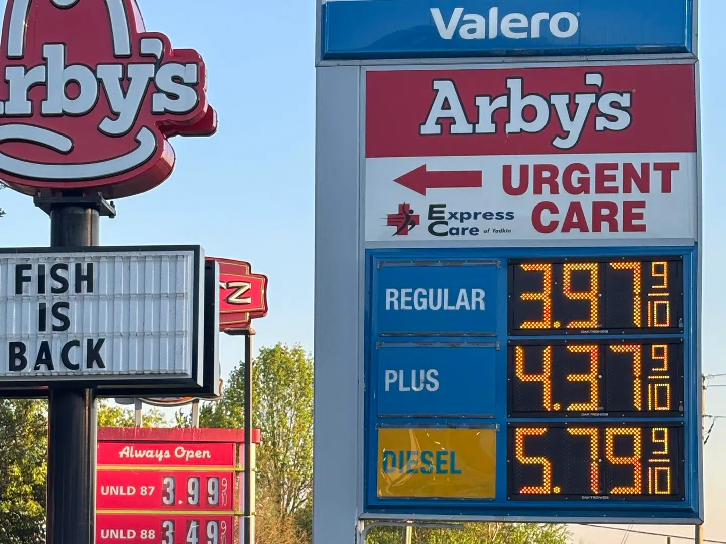 Længe lå prisen på den lokale tankstation i North Carolina, som en kilde har dokumenteret for B.T., lige under fire dollar pr. liter for en gallon almindelig benzin under krigen mod Iran. Her ses prisen 8. april.