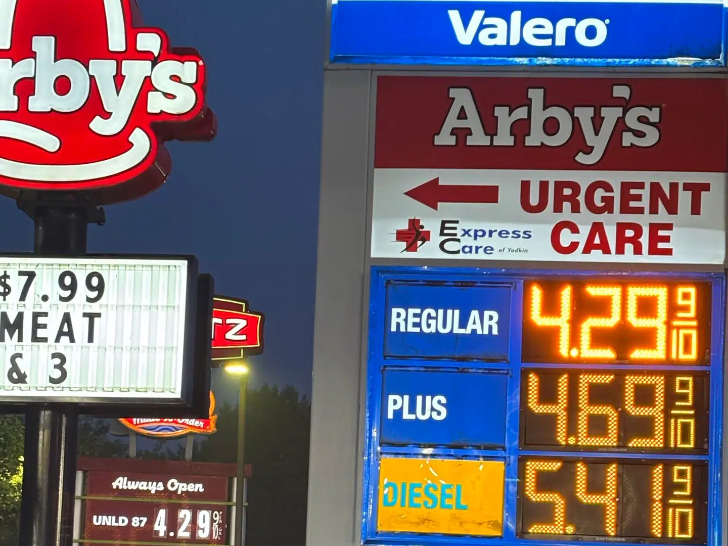 Prisen på tankstationen i den lille by i North Carolina oversteg for et par uger siden den magiske grænse på fire dollar pr. gallon benzin. Her er prisen 23. maj.