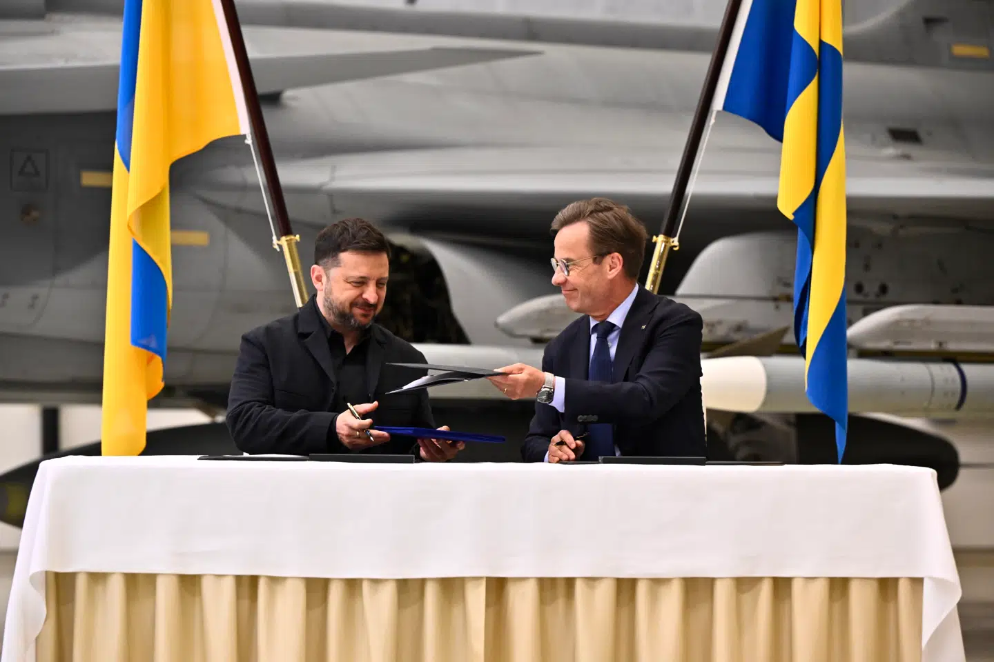 På en konference i Uppsala i Sverige udvekslede den ukrainske præsident Volodymyr Zelenskyj og den svenske statsminister Ulf Kristersson hensigtserklæringer.