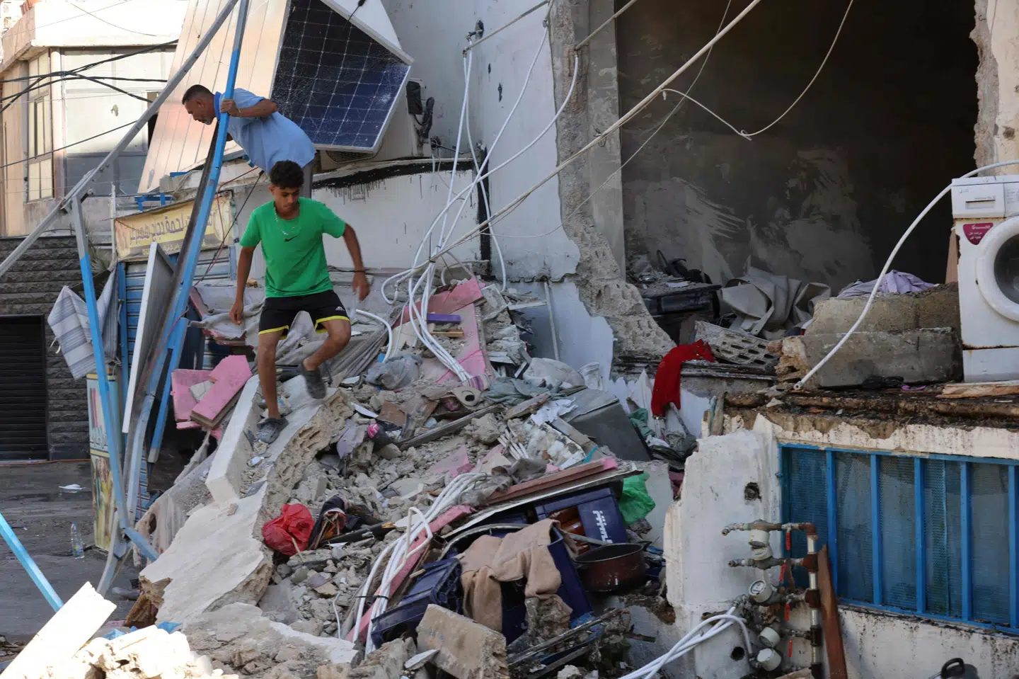 Israels militær har udført en række luftangreb mod flere områder i det sydlige Libanon. En bygning i byen Sidon er blandt andet blevet ramt af et angreb.