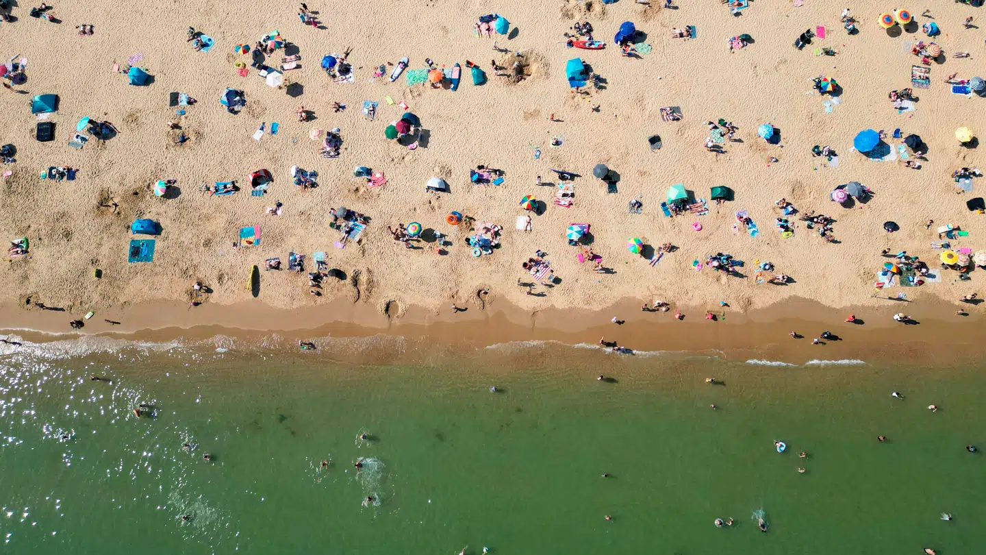 Bournemouth strand i den sydlige del af England. Tirsdag blev den varmeste majdag nogensinde.