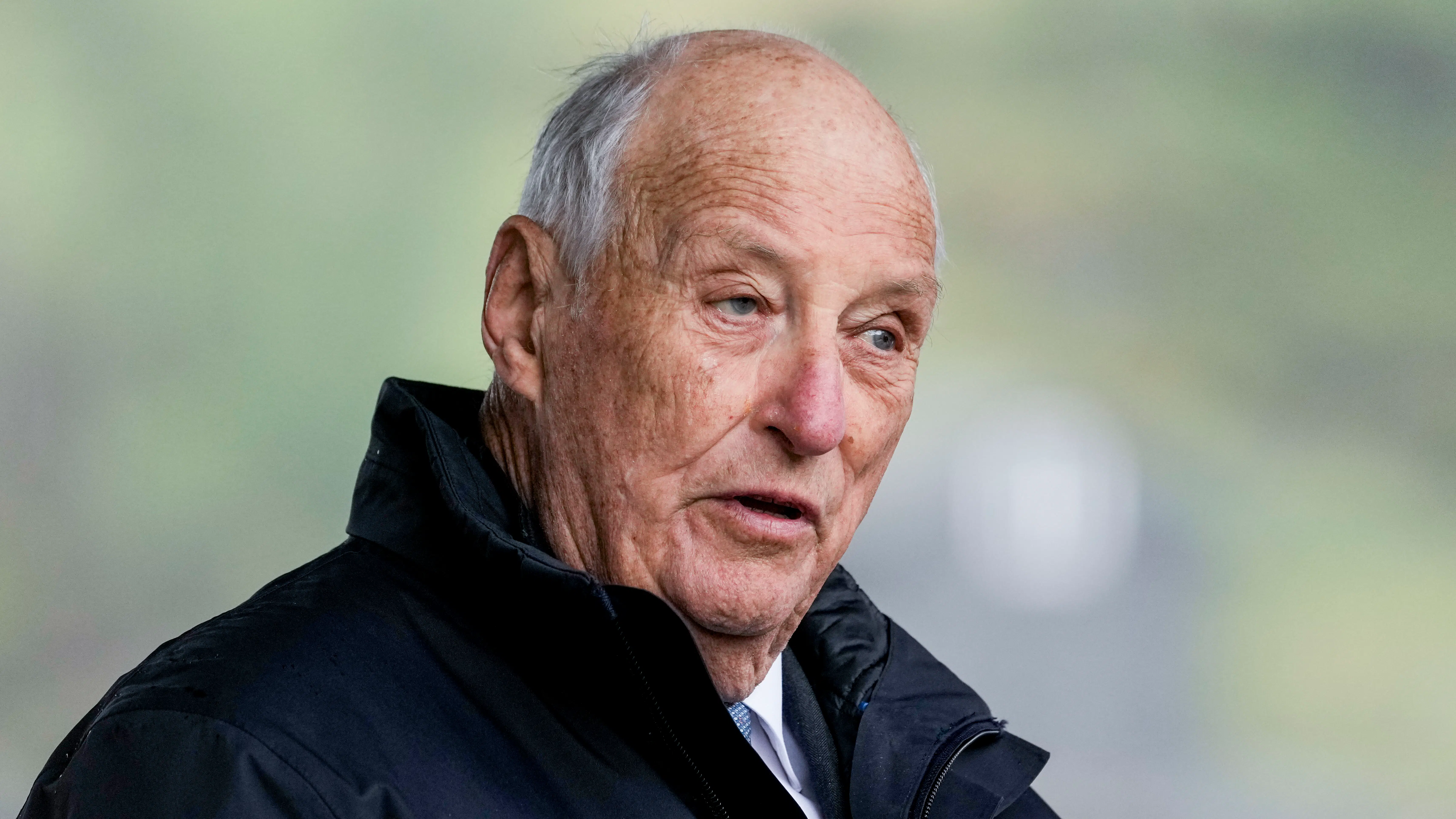 Kong Harald kommenterer for første gang på Epstein-skandalen – og forsvarer kronprinsesse Mette-Marit