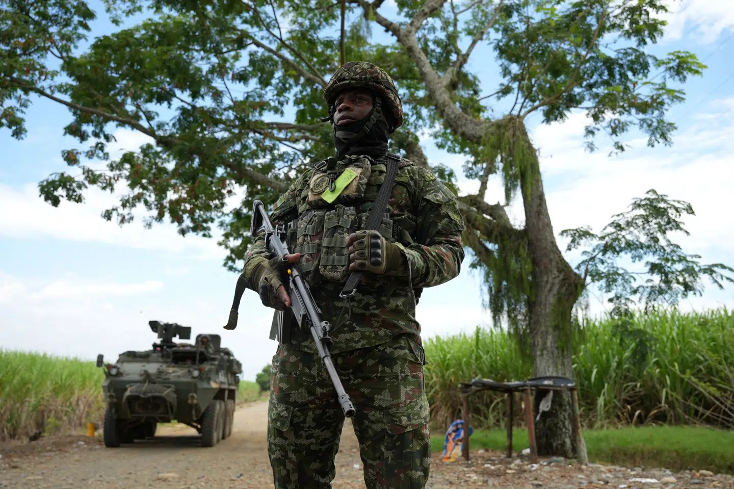 En soldat holder vagt ved et checkpoint i dagene op til præsidentvalget i Colombia søndag. Det sydamerikanske land er ramt af den værste bølge af uroligheder, siden oprørerne i Farc lagde deres våben for ti år siden.