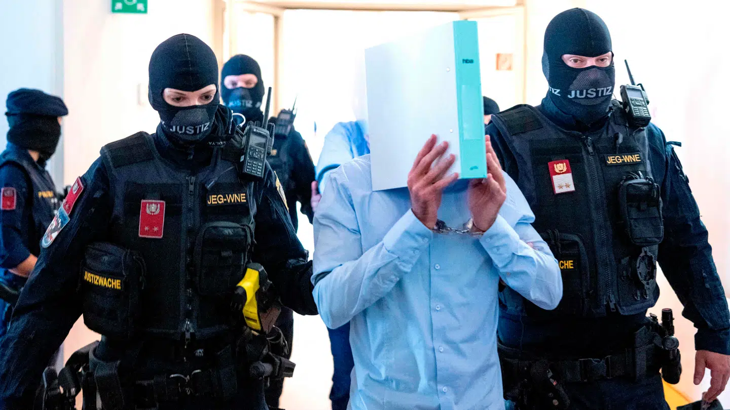Mandens identitet er stadig ukendt, her ses han på vej ind i retten.