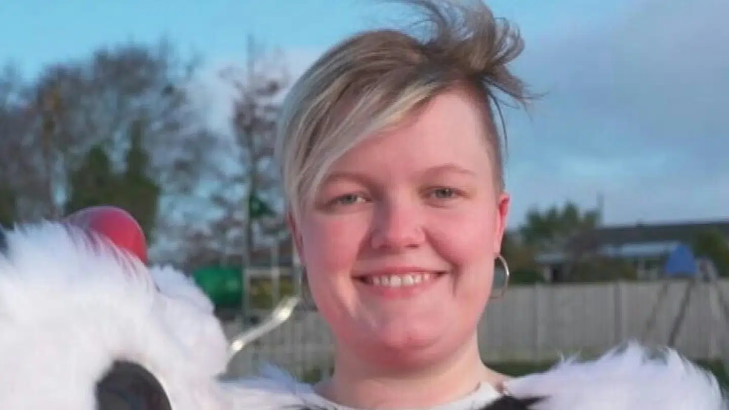 Rebecca Riis Hansen stod side om side med folk og så på branden, da hun pludselig kunne høre ruderne i ejendommen eksplodere. »Folk stod helt lamslået,« siger hun til B.T.