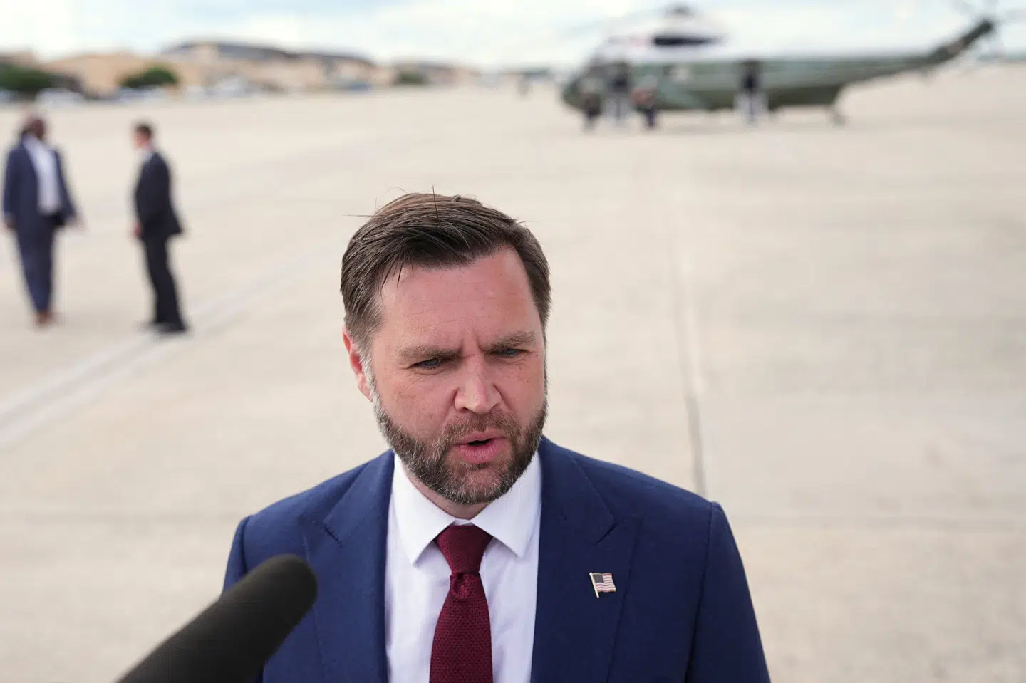 USA's vicepræsident, J.D. Vance, taler med journalister, efter at han er ankommet til flybasen Joint Base Andrews i Maryland i USA.