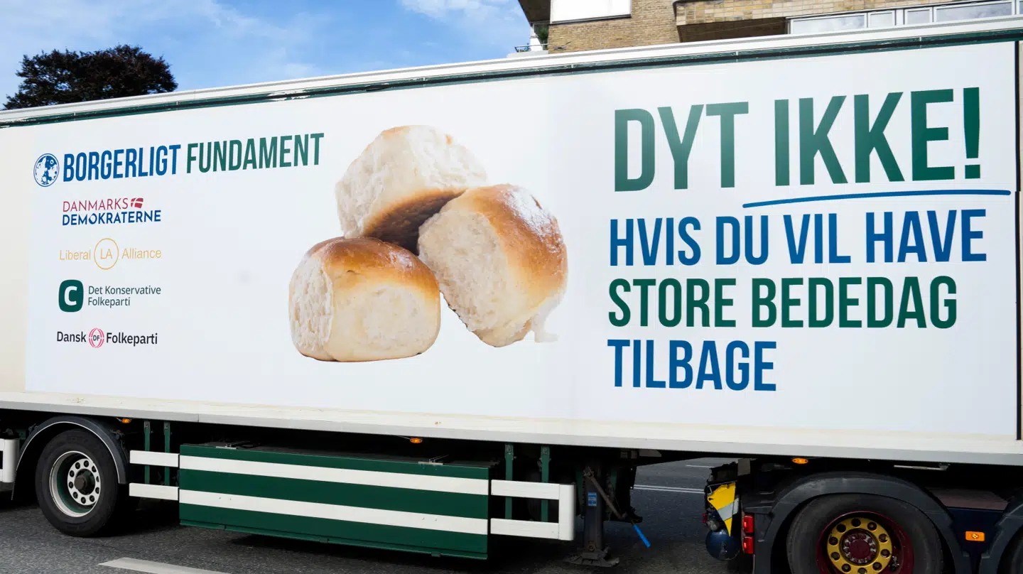 Blå partier opfordrer på lastbil til ikke at dytte for store bededag, men efter valget var de klar til at begrave helligdagen.