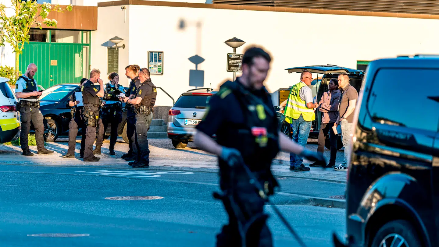 Politiet er til stede på Kurvemagerstien på Amager hvor en eksplosion mandag den 25 maj kostede en mand livet.