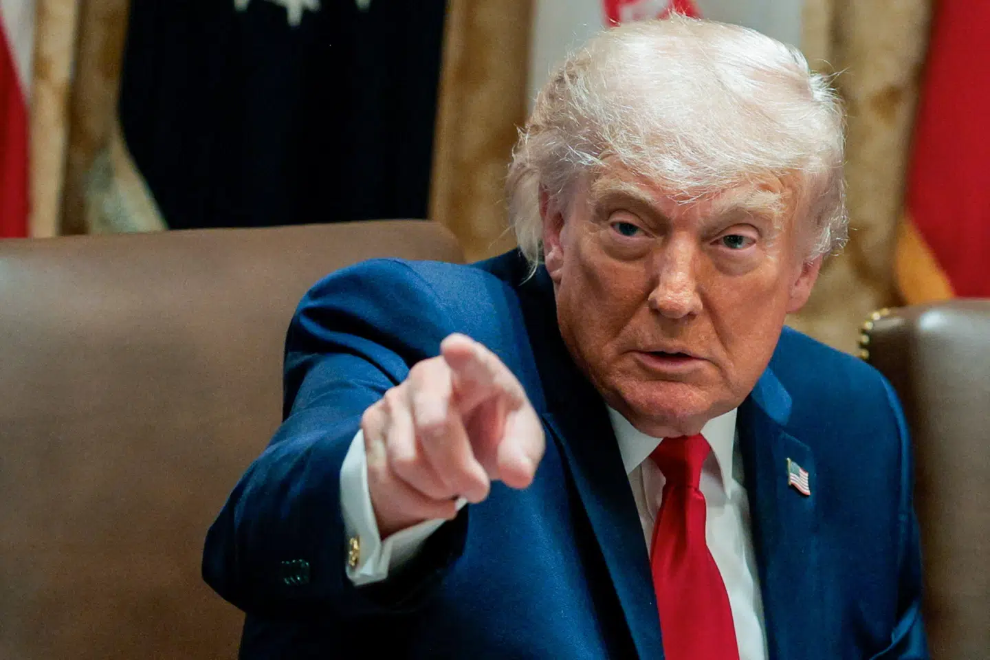 Donald Trump har i sin anden embedsperiode skruet bissen på over for USAs handelspartnere. Ved at bruge toldtariffer som politiske våben tvinger han allierede til enorme milliardinvesteringer – en metode, som økonom Anne O. Krueger kalder for »gangsterlogik«.