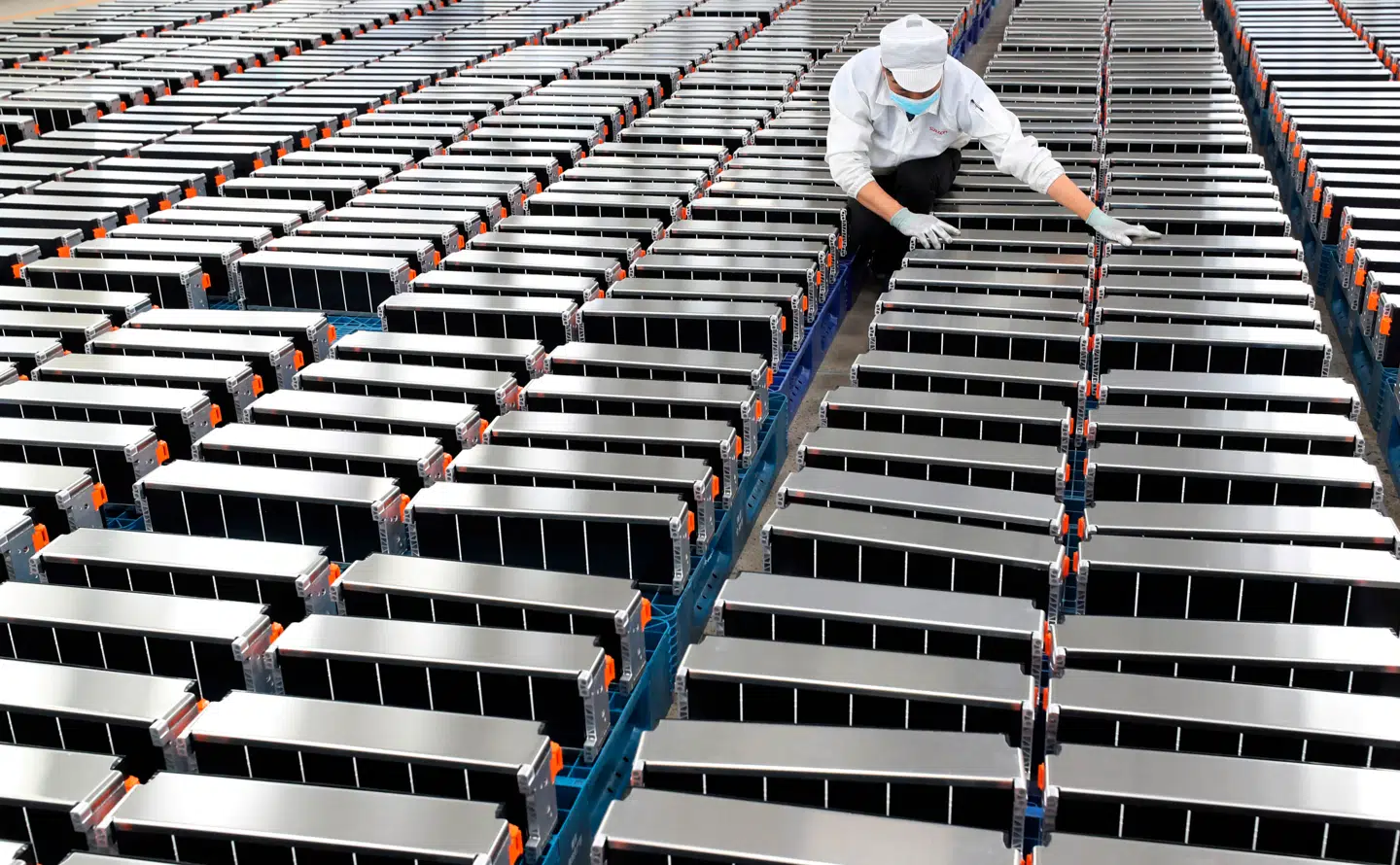 Cirka otte ud af ti batterier til elbiler bliver produceret i Kina. Men snart må produktionen omlægges til helt nye batterityper, der kommer til at forandre vores opfattelse af elbiler.