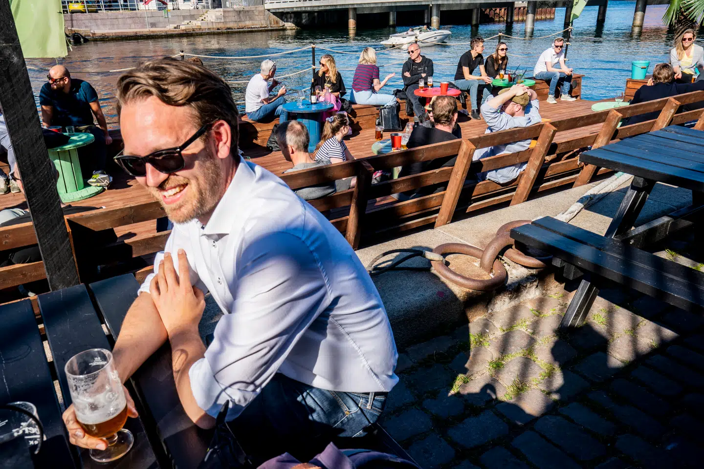 På Kayak Bar er der snart middag med koncert og solnedgang.