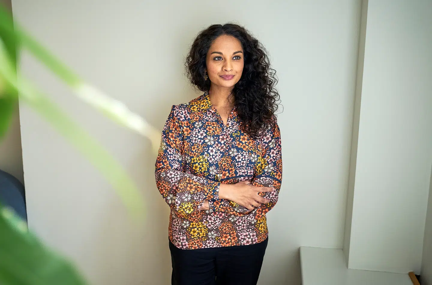 Hvis vi hver gang dæmper ubehaget via en altid tilgængelig chatbot, risikerer vi ifølge Neela Maria Sris at springe de erfaringer over, hvor vi mærker, at vi faktisk godt kan være i det svære.