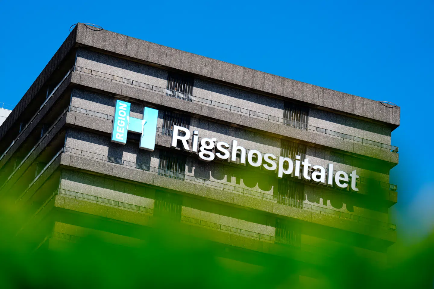 Dronning Margrethe er fredag blevet udskrevet fra Rigshospitalet efter en fem dage lang indlæggelse efter en behandling for en større blodansamling ved hoften efter et tidligere fald. Forinden var den 86-årige dronning indlagt i seks dage med hjertekramper, hvor hun fik foretaget en ballonudvidelse af kranspulsåren.